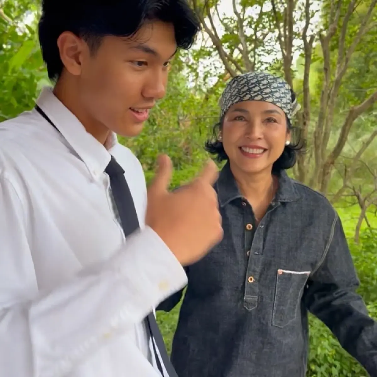  "เคน ธีรเดช" ผูกเนคไทให้ "น้องคุณ" หลังสอบติดเป็นนิสิตจุฬาฯ  