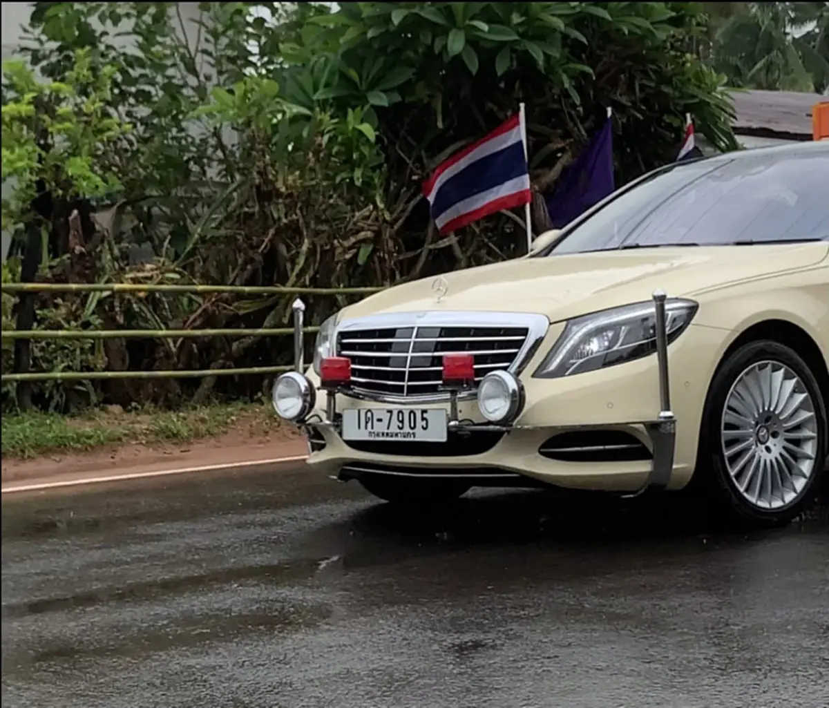 แห่ถามเลขบ้าน รถยนต์พระที่นั่งจอดบ้านประชาชน รู้พระองค์ไหนยิ่งเป็นบุญ