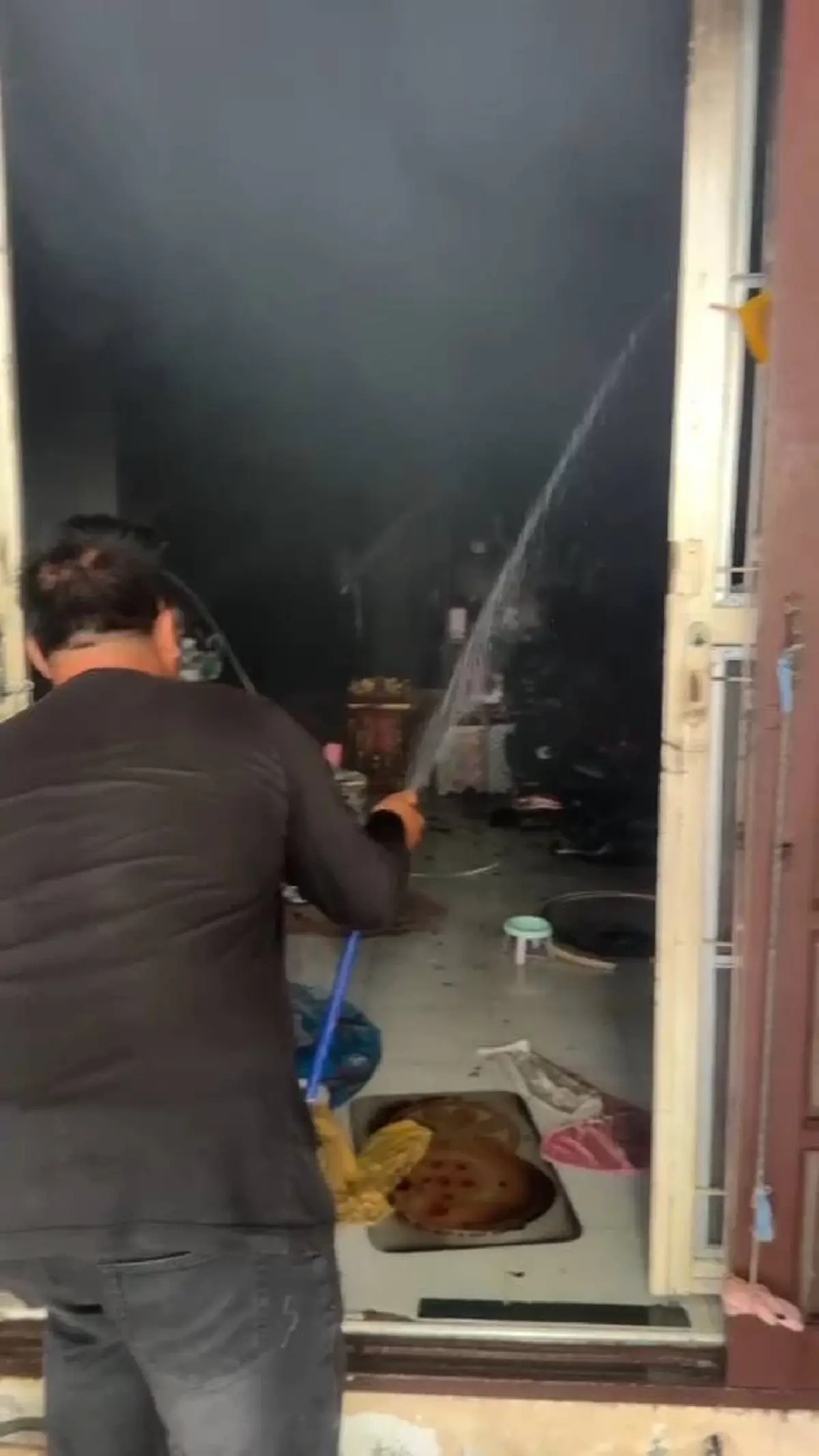ปลั๊กไฟต้นเหตุ! ไฟไหม้ทาวน์เฮ้าส์ โชคดีแมวรู้ทันหนีรอด