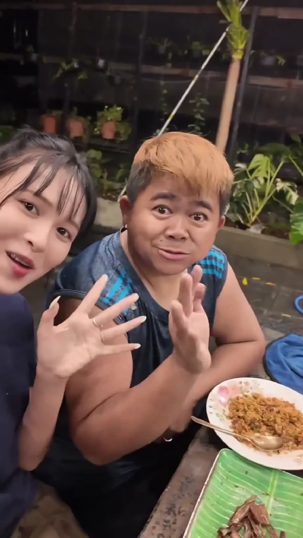วิถีเรียบง่าย "โก๊ะตี๋" ควงหวานใจ หว่านแหจับปลา ทำอาหารสุดอบอุ่น