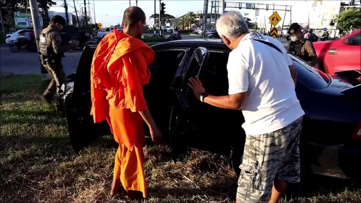 หลวงพี่วัดดังทิ้งรถไว้กลางสี่แยก บอก มีผู้หญิงแปลกๆ นั่งมาด้วย