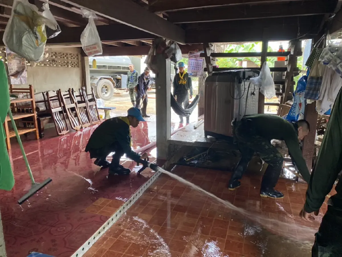 ทหาร มทบ.34 ลุยล้างโคลนฟื้นฟูบ้านเรือน หลังน้ำป่าท่วม อ.ปง