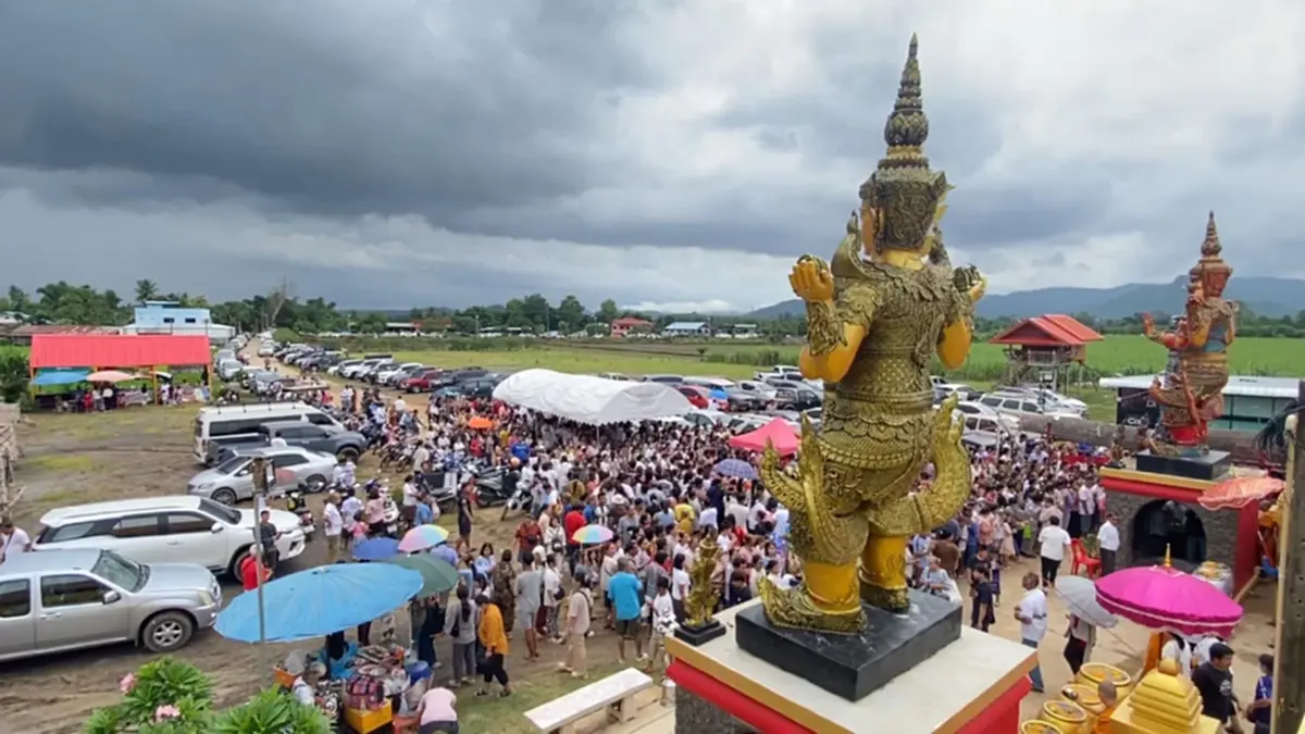 แน่นวัดหลวงพ่อห้ามจน! คอหวยรุมส่องเลขธูปพิธีใหญ่ เห็นเลขชัดๆ