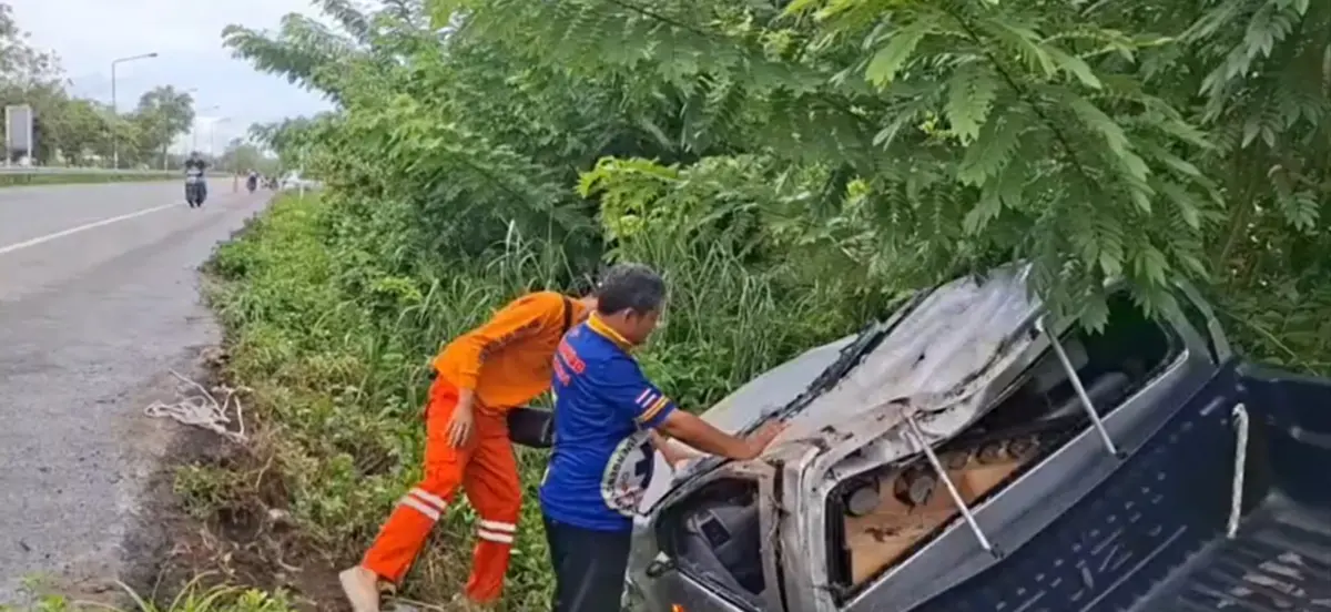 กระบะพังยับ คนขับรอดไร้บาดแผล เชื่อบารมีพระที่ห้อยคุ้มครอง