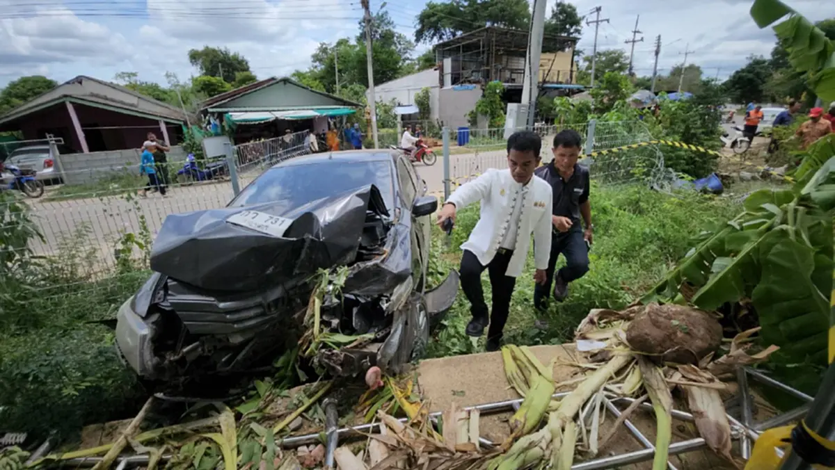 เก๋งดำวูบพุ่งชนกำแพงศูนย์เด็กเล็กทะลุห้องนอน เจ็บ 15 ราย