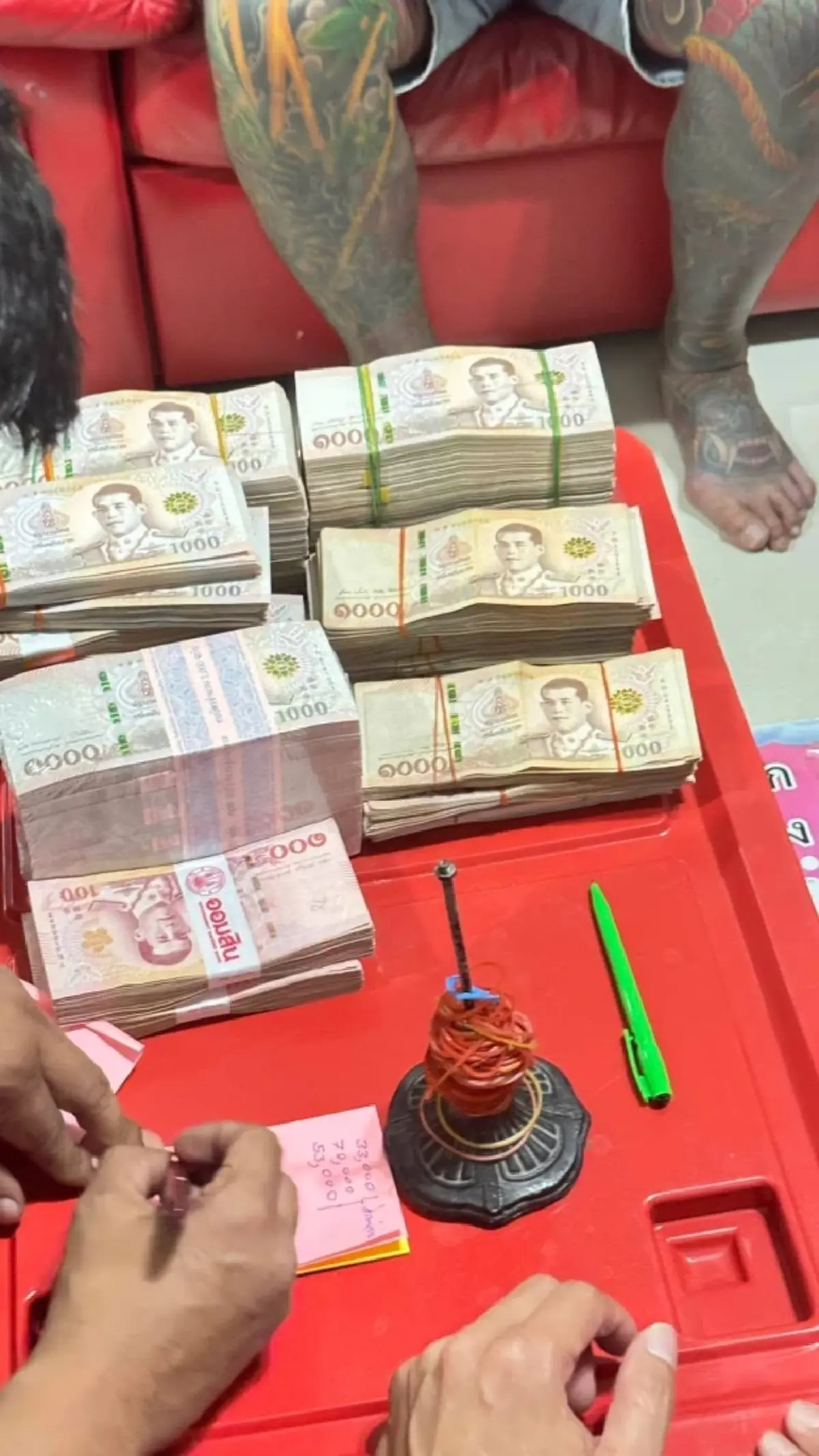 ตำรวจปลอมเป็นนักพนัน บุกทลายเครือข่าย WE88 ยึดเงินสดกว่า 5 ล้าน