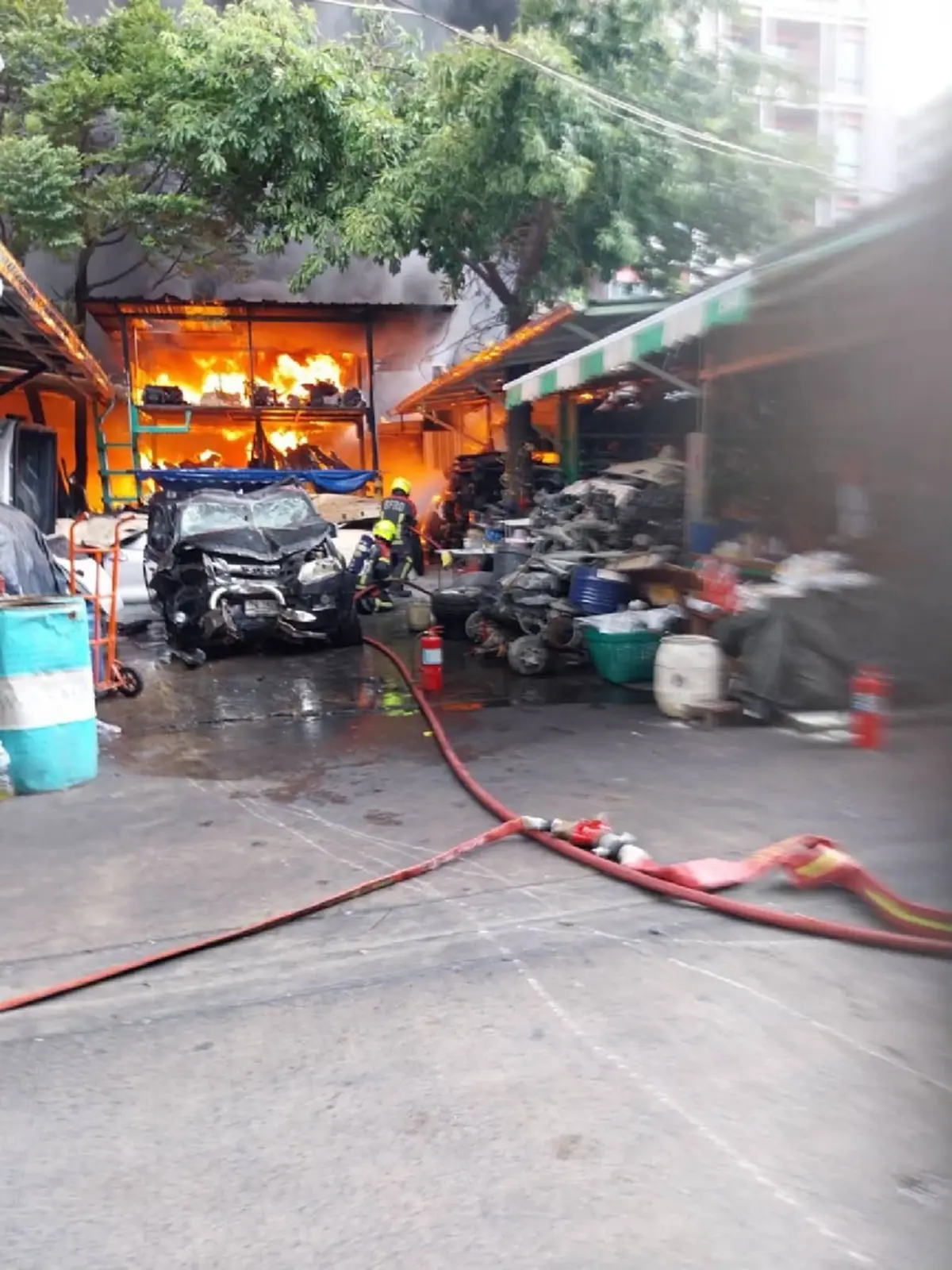 ไฟไหม้อู่ซ่อมรถ ซอยรัชดา 36 แยก 11 ลุกลามคอนโดข้างเคียง เร่งควบคุมเพลิง