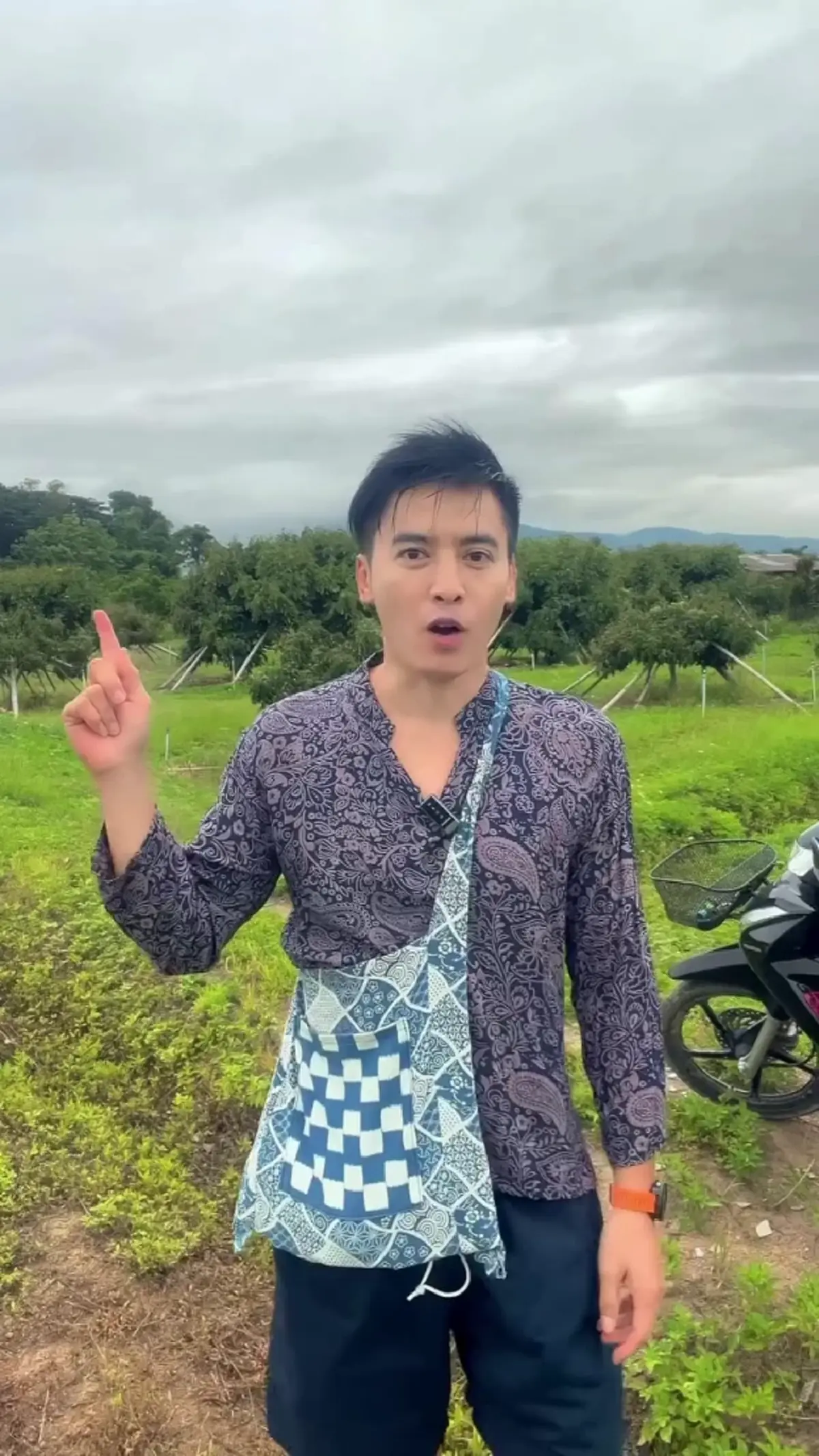 จากพระเอกสู่ชาวสวน  "โก โกสินทร์" โพสต์คลิปนั่งคว้านลำไย 