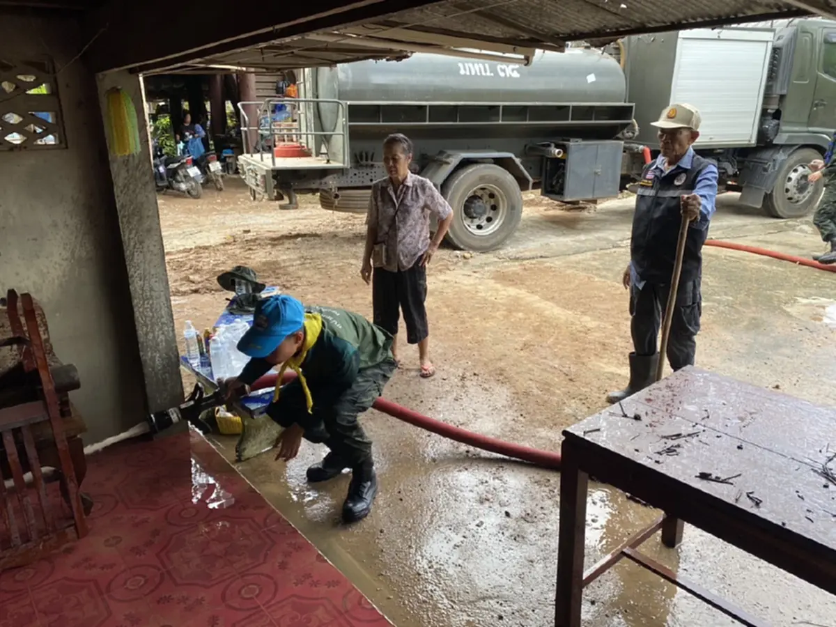 ทหาร มทบ.34 ลุยล้างโคลนฟื้นฟูบ้านเรือน หลังน้ำป่าท่วม อ.ปง
