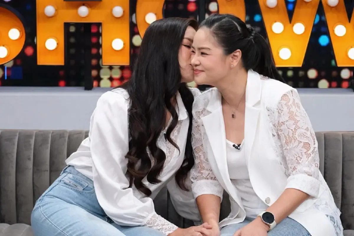 ทว่ากว่าจะออกมาเป็นโมเมนต์หวานเจี๊ยบอย่างที่ทุกคนเห็น กลับต้องผ่านอุปสรรคและเกือบผิดแผนไปหลายรอบ:  แพลนแรก: ตั้งใจจะไปคุกเข่าขอแต่งงานกลางทุ่งดอกไม้ที่ประเทศจอร์เจีย แต่ก็ต้องยกเลิกไปเพราะติดเหตุการณ์ความไม่สงบ  แพลนสอง: เปลี่ยนมาเป็นจัดทริปโรแมนติกที่เขาใหญ่ แต่คิวงานของทั้งคู่ก็ไม่ลงตัว  ส้มหล่นจบที่ญี่ปุ่น: สุดท้ายโชคเข้าข้าง ได้บินไปร่วมทริปปฐมฤกษ์เส้นทางใหม่ที่ประเทศญี่ปุ่น จึงได้จังหวะเปิดฉากคุกเข่าขอแต่งงานบรรยากาศริมแม่น้ำสมใจอยากในที่สุด