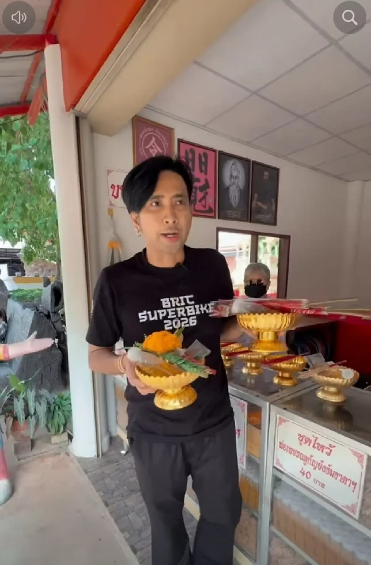 ส่อง บอล เชิญยิ้ม สักการะพระฤาษีนารอด ฮือฮาเลขหางประทัด
