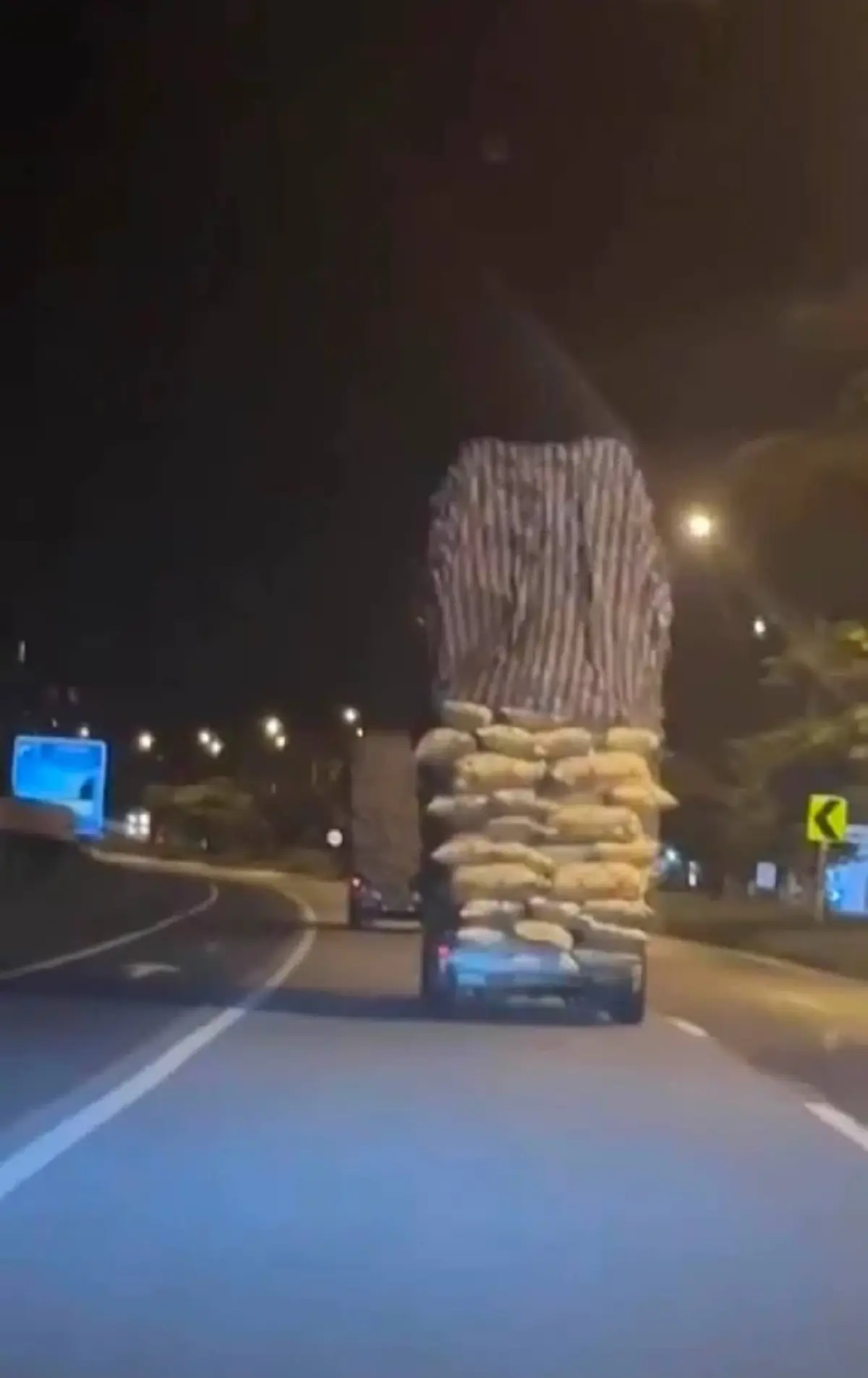ชาวบ้านผวา! กระบะคอกขนของสูงลิ่ว เอนเอียงกลางถนนคนเห็นต้องลุ้น