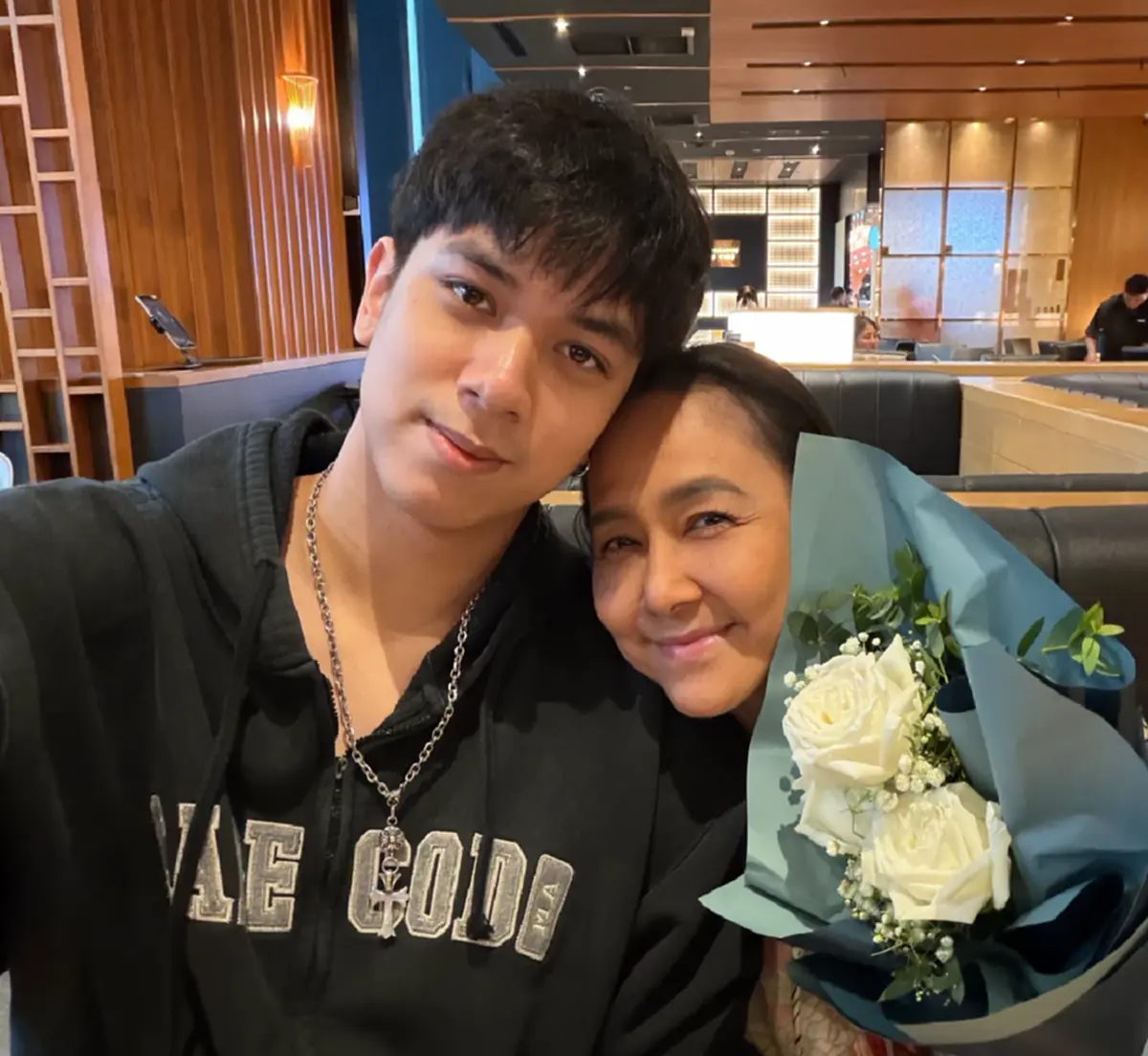  นักแสดงรุ่นใหญ่ ขึ้นแท่นคุณย่าป้ายแดง อวดหลานสาวตัวน้อย 