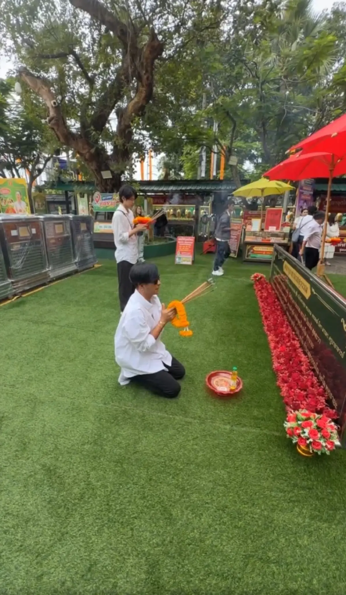 บอล เชิญยิ้ม เปิดเลขธูปมงคล ทำบุญใหญ่ ร่วมถวายโลง 500 โลง 