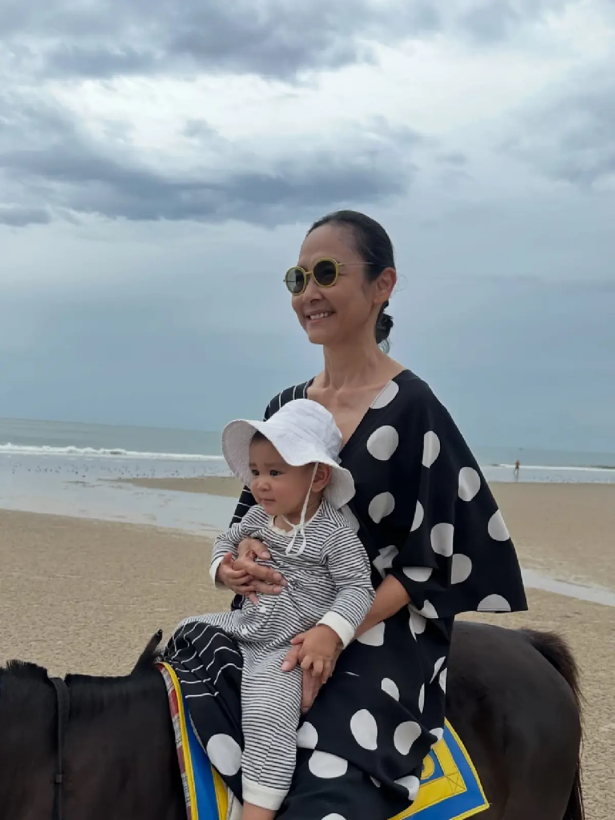  นักแสดงรุ่นใหญ่ ขึ้นแท่นคุณย่าป้ายแดง อวดหลานสาวตัวน้อย 