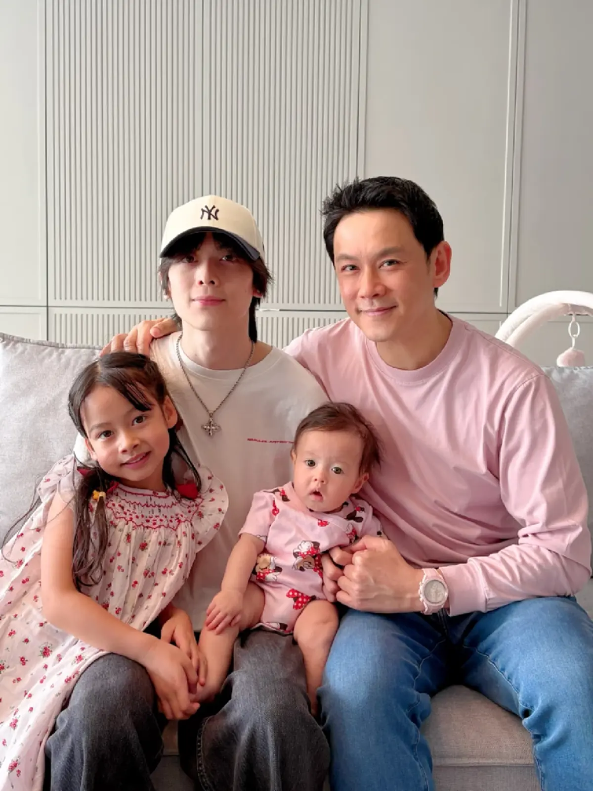 ส่องภาพครอบครัว  ฟลุค เกริกพล  คุณพ่อลูกสาม หน้าตาดี DNA ปังยกบ้าน 