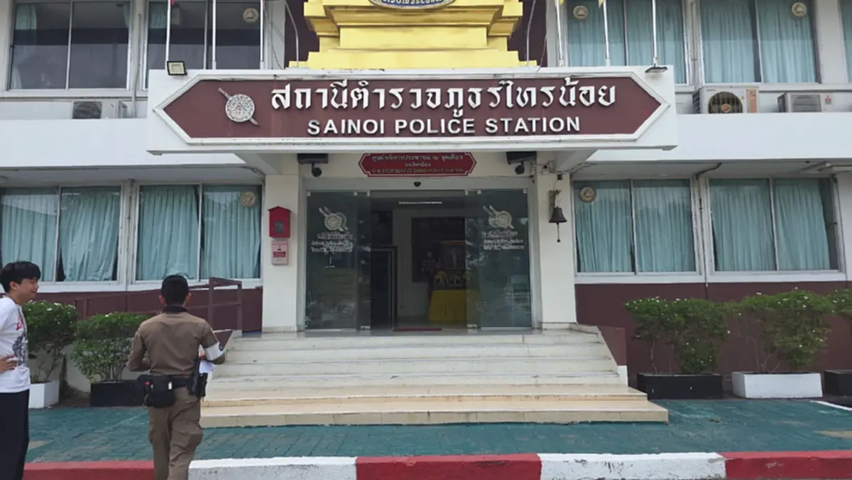 หนุ่มหัวร้อนท้าถอดเครื่องแบบใส่เดี่ยว "จ่าจักร" หลังโดนล็อคล้อ