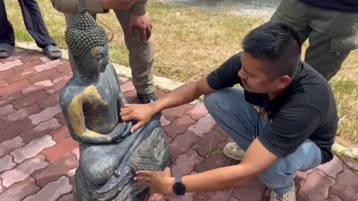 ลุงหาปลาตกใจ หว่านแหเจอ พระพุทธรูปทองเหลือง ฮือฮาเลขใต้ฐานพระ