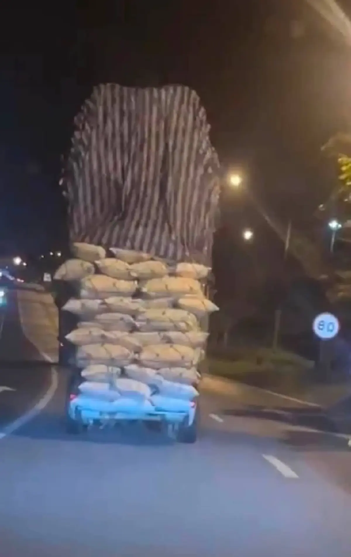 ชาวบ้านผวา! กระบะคอกขนของสูงลิ่ว เอนเอียงกลางถนนคนเห็นต้องลุ้น