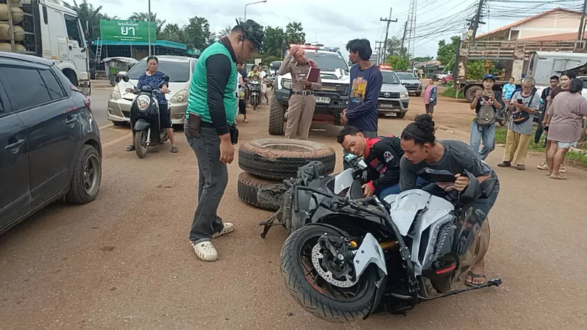 หวิดดับคู่! ล้อพ่วง 22 ล้อหลุดกระเด็นชนครูหนุ่ม-แฟนสาวกลางไฟแดง