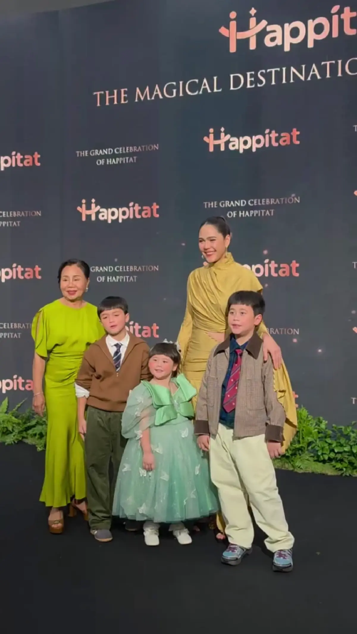ห้างแตก  "ชมพู่ อารยา" ยกทัพลูกๆออกงาน แฟนคลับแห่แซวโตเร็วมาก