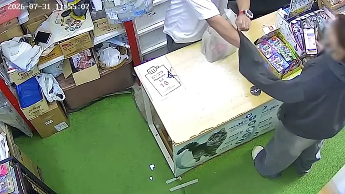 หญิงซุกอาหารแมวเปียกในเสื้อ เจ้าของร้านไม่เอาเรื่อง