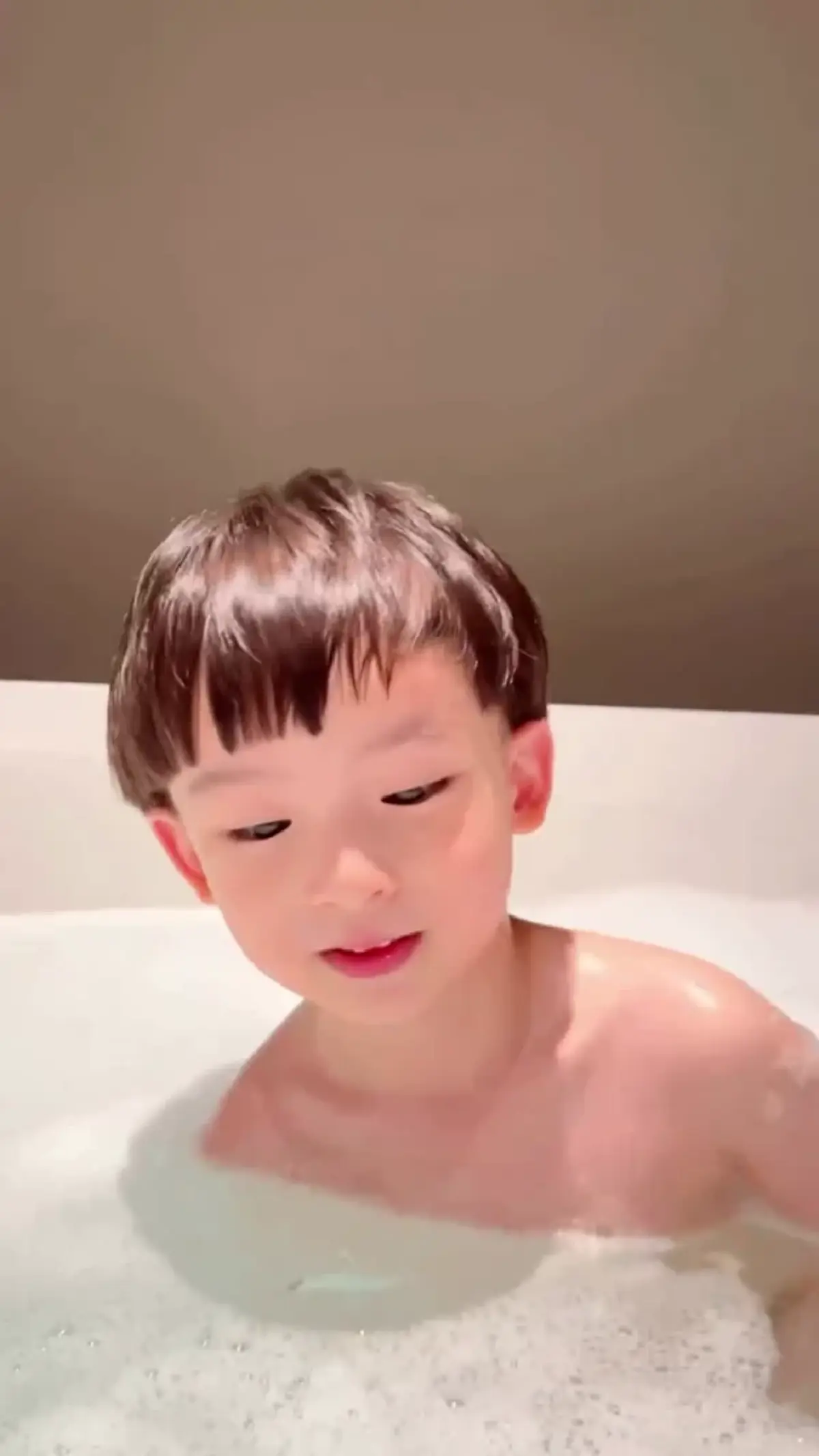 “ระยะทางทำลายรักของแม่ไม่ได้”  ดิว อริสรา  โพสต์ซึ้งถึงลูกชาย 