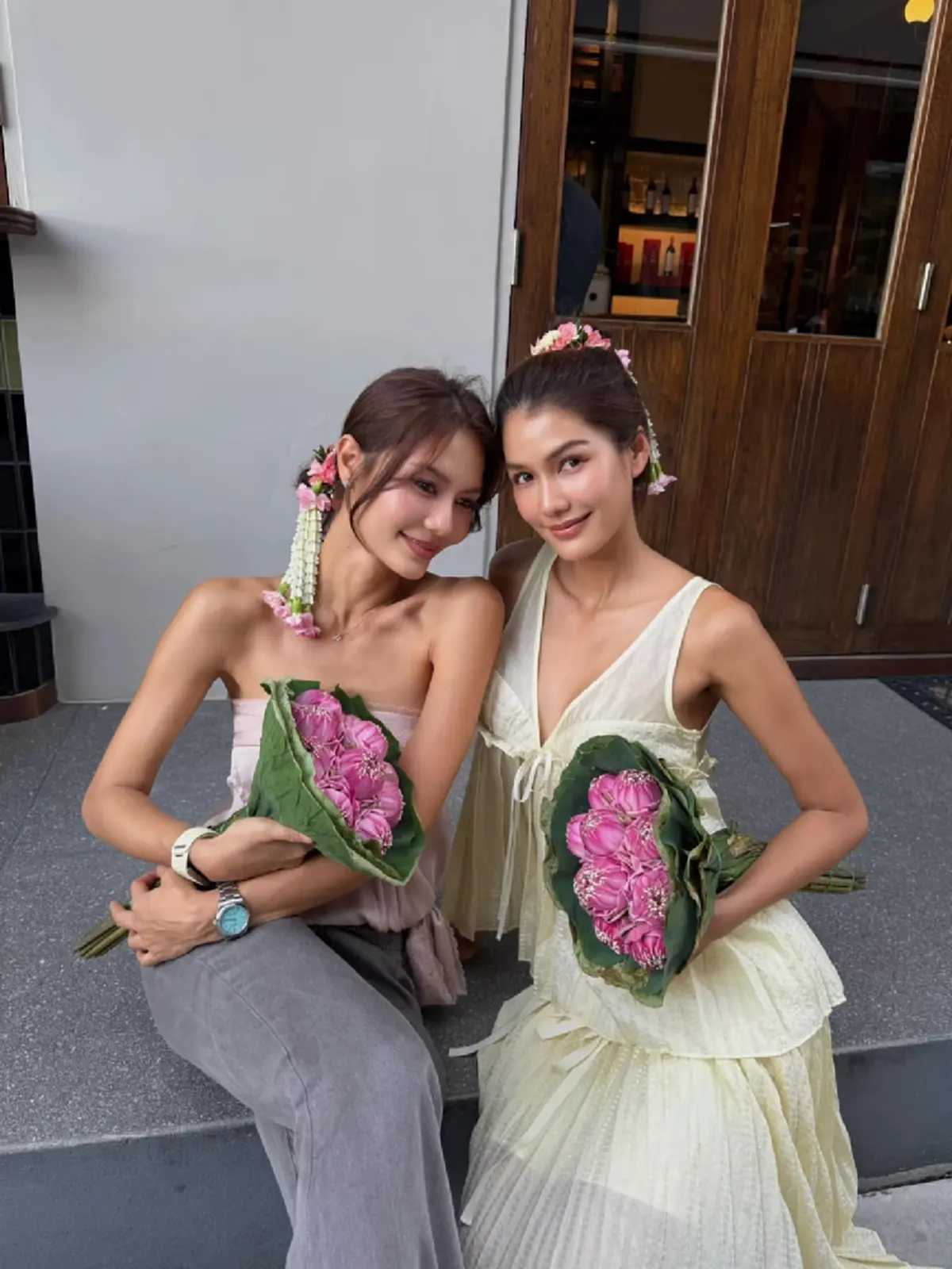 นาทีนี้ต้องลอง  วัยรุ่นแห่เช็คอินสะพานพุทธ ทำพวงมาลัยเกล้าผม