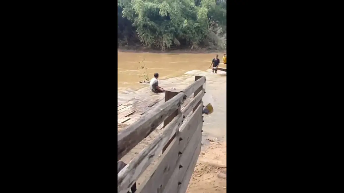 น้ำป่าซัดสะพานขาด! เกษตรกรมุกดาหารวอนสร้างสะพานถาวร