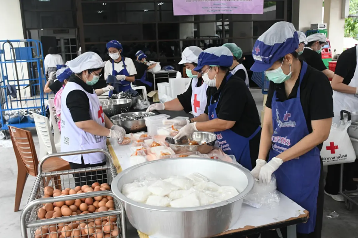เปิด 6 พิกัด! สภากาชาดไทยแจกข้าว 8,000 กล่องช่วยน้ำท่วม กทม.