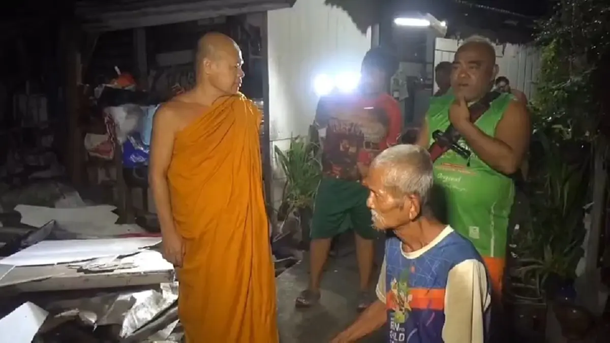 บ้านไม้เก่าถล่มทับตาวัย 70 เพื่อนบ้าน กู้ภัยช่วยเหลือ รอดหวุดหวิด 