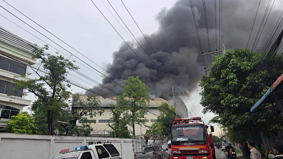 ควันดำพวยพุ่ง ไฟไหม้โรงงานผลิตขนมรายใหญ่ เสียหายหลายสิบล้าน