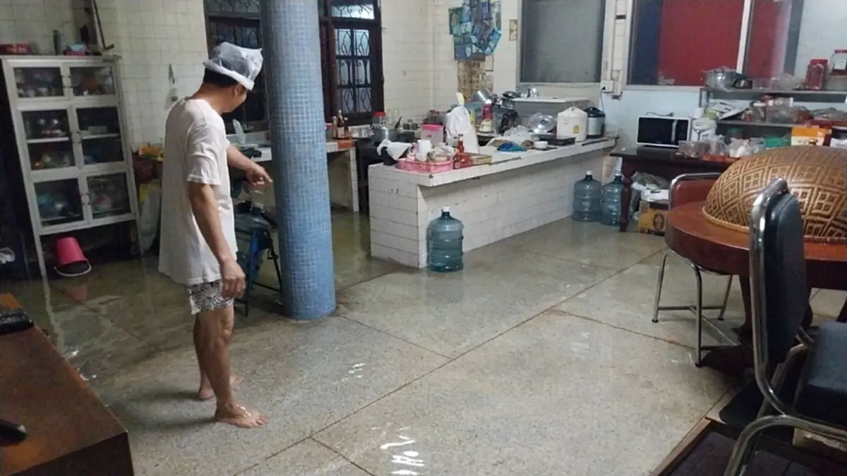 ปทุมธานีอ่วม! ฝนถล่มทั้งคืน น้ำทะลักท่วมห้องเช่า-ร้านค้าเสียหาย