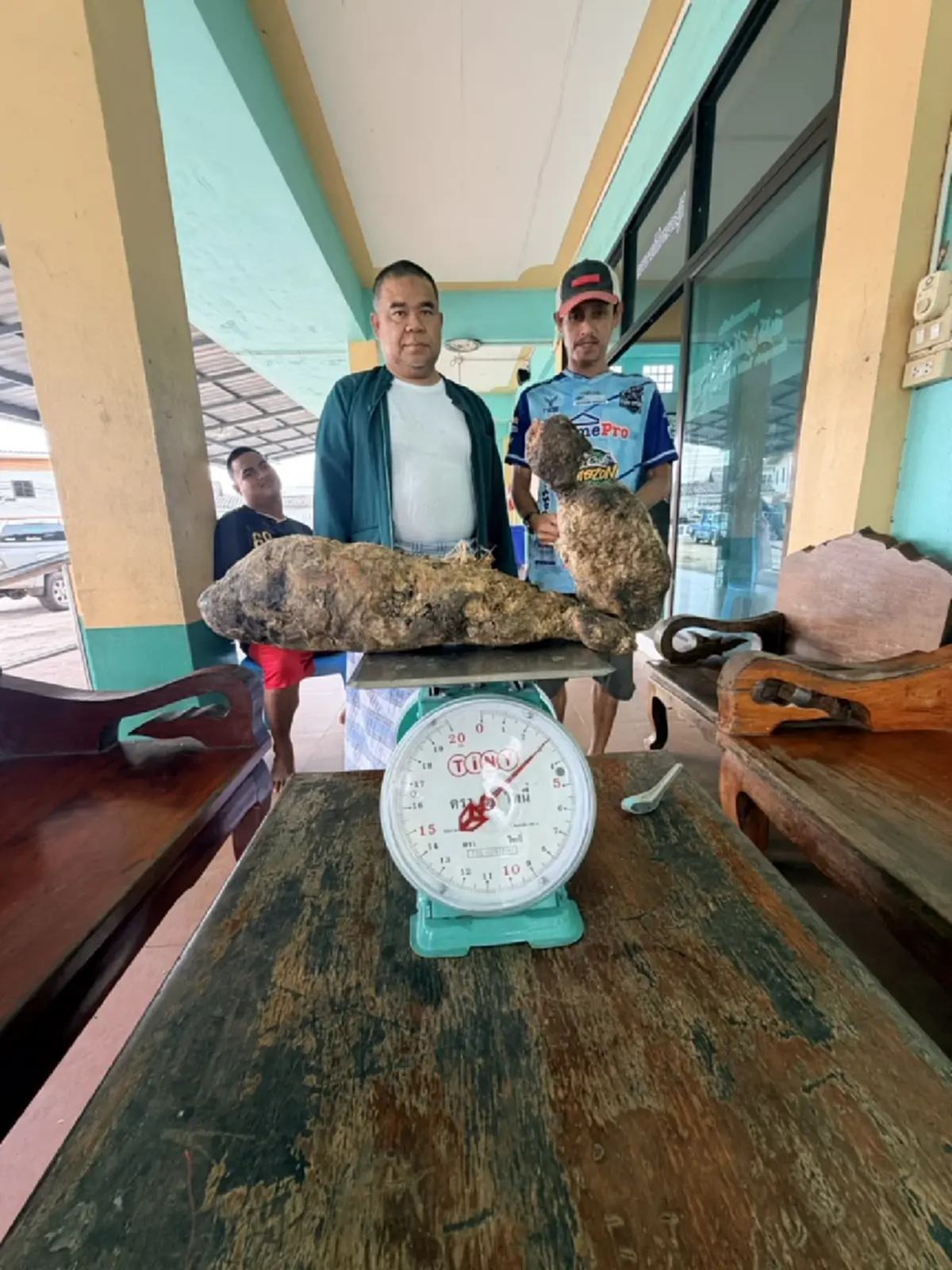 หนุ่มตราดได้กลิ่นหอมเจอก้อน 3 กิโลฯ ลุ้นเป็นอำพันทะเล