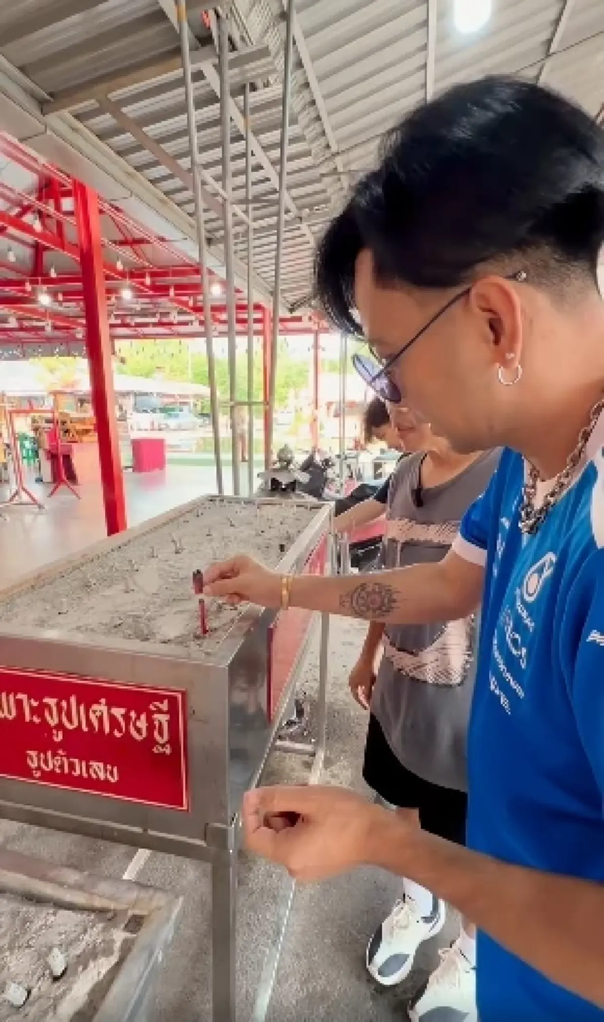 บอล เชิญยิ้ม จุดเลขธูป-ล้วงไหเลขมงคล ฮือฮาได้เลขใกล้เคียงกัน