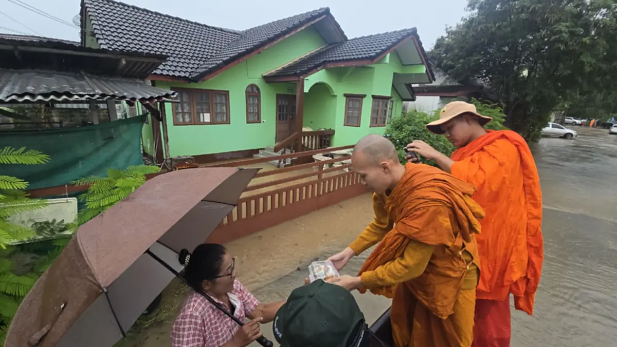 พระไม่ทิ้งโยม! วัดคลองเดื่อ ปากช่อง ลุยน้ำแจกถุงยังชีพ