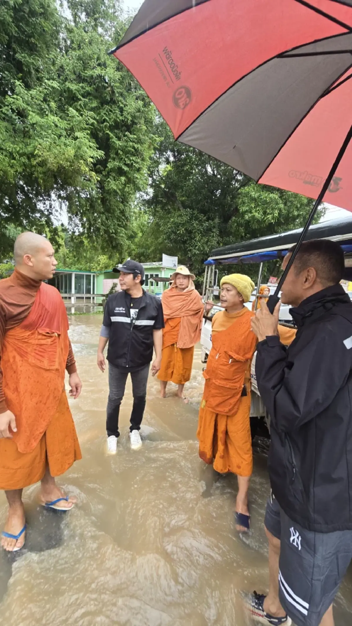 พระไม่ทิ้งโยม! วัดคลองเดื่อ ปากช่อง ลุยน้ำแจกถุงยังชีพ