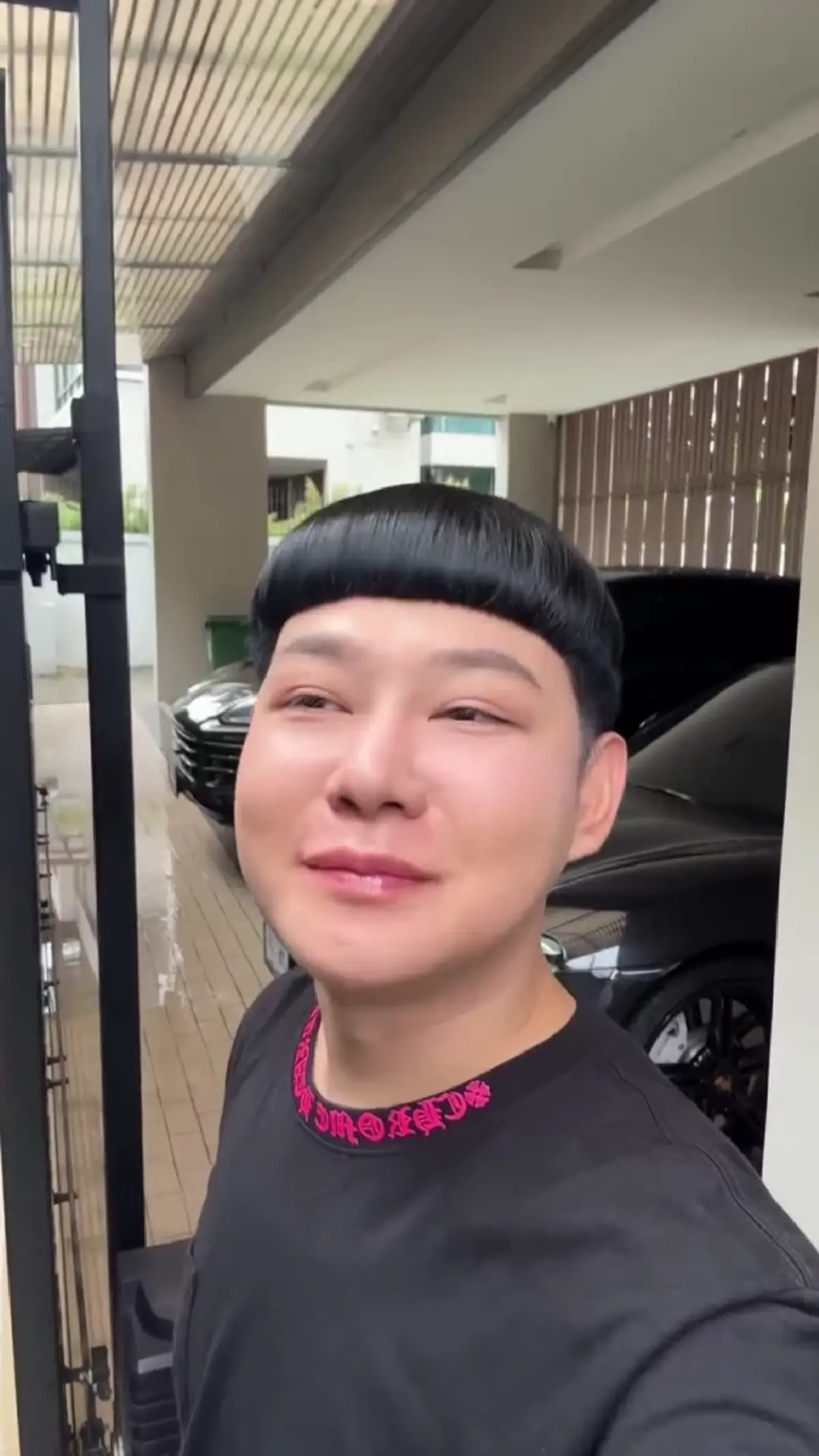 ลุยน้ำท่วมทำงาน รถรับ-ส่งสุดอลังการ สมฐานะพิธีกรตัวแม่