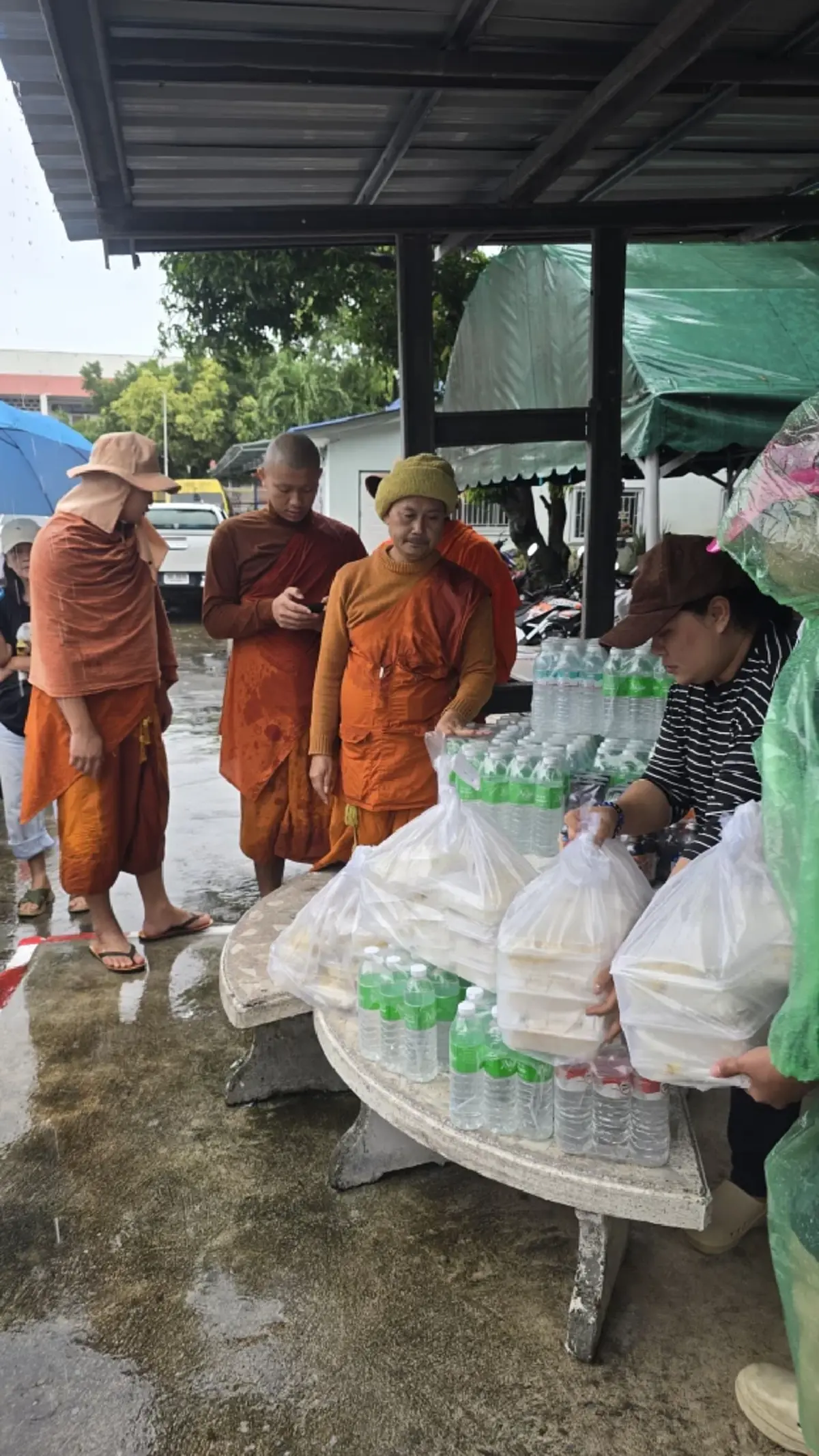 พระไม่ทิ้งโยม! วัดคลองเดื่อ ปากช่อง ลุยน้ำแจกถุงยังชีพ