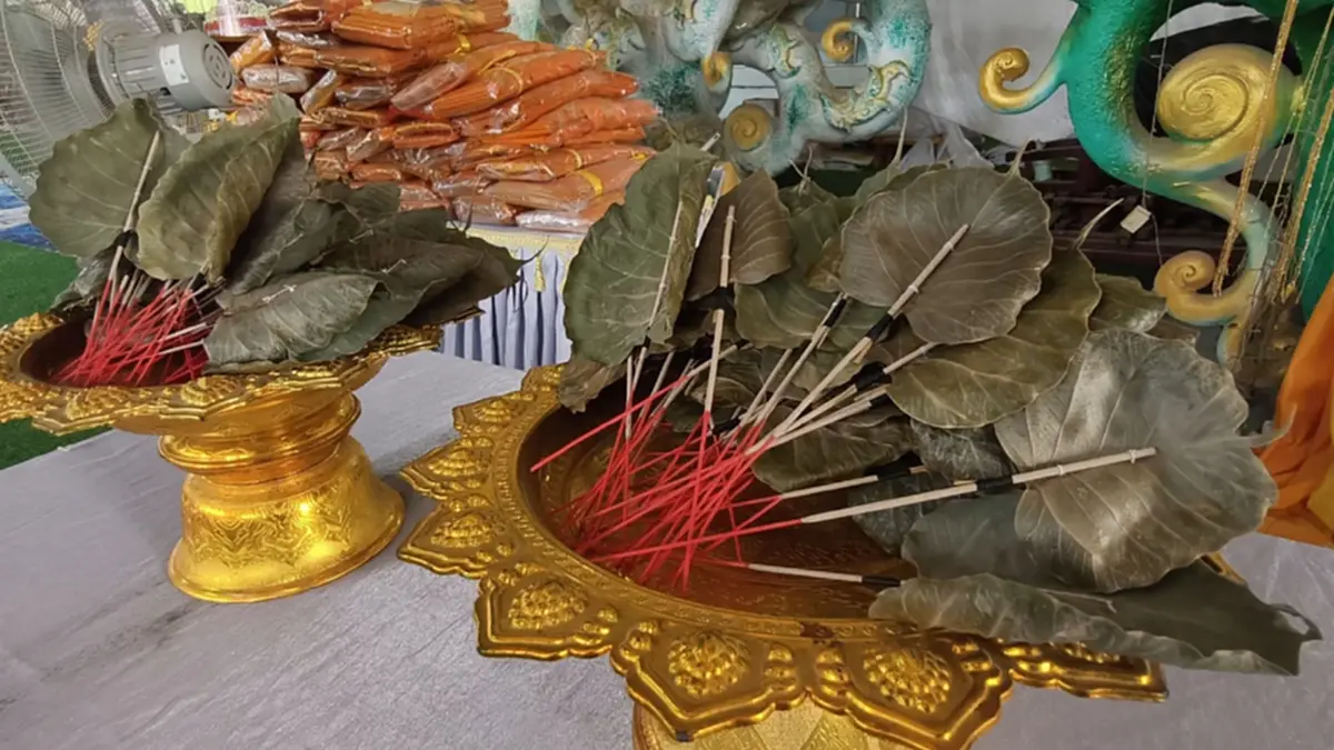 สุดซึ้ง! งานศพเรียบง่าย ใช้ใบโพธิ์แห้งแทนดอกไม้จันทน์