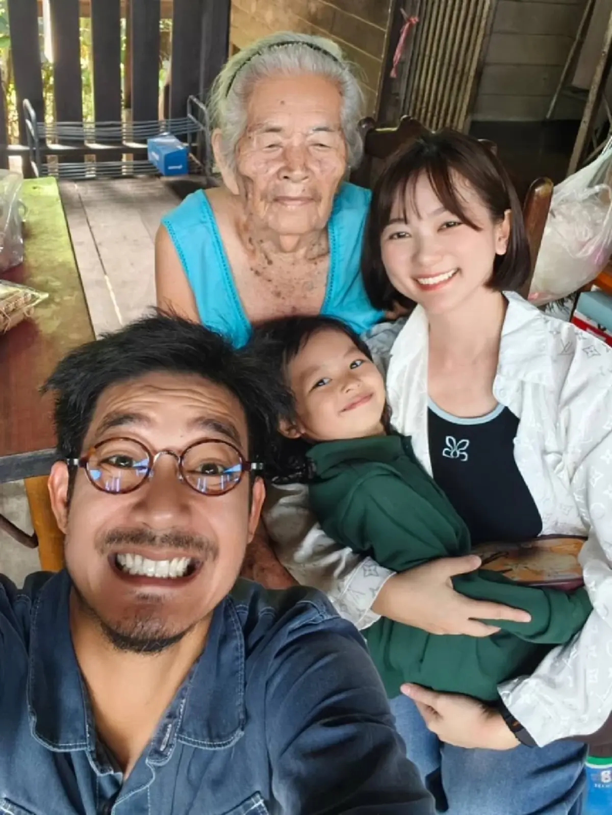 เวียร์ ศุกลวัฒน์ พาลูกเมียกลับต่างจังหวัด  เยี่ยมย่าทวด