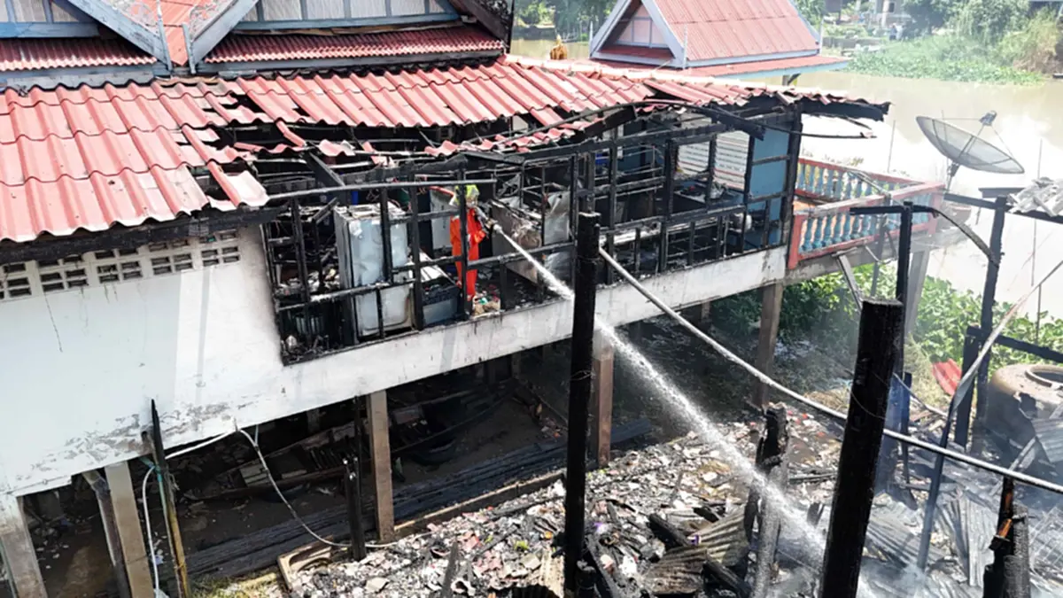 วอดทั้งหลัง! บ้านไม้สักอายุ 100 ปี ถูกไฟเผา คุณตารอดหวุดหวิด