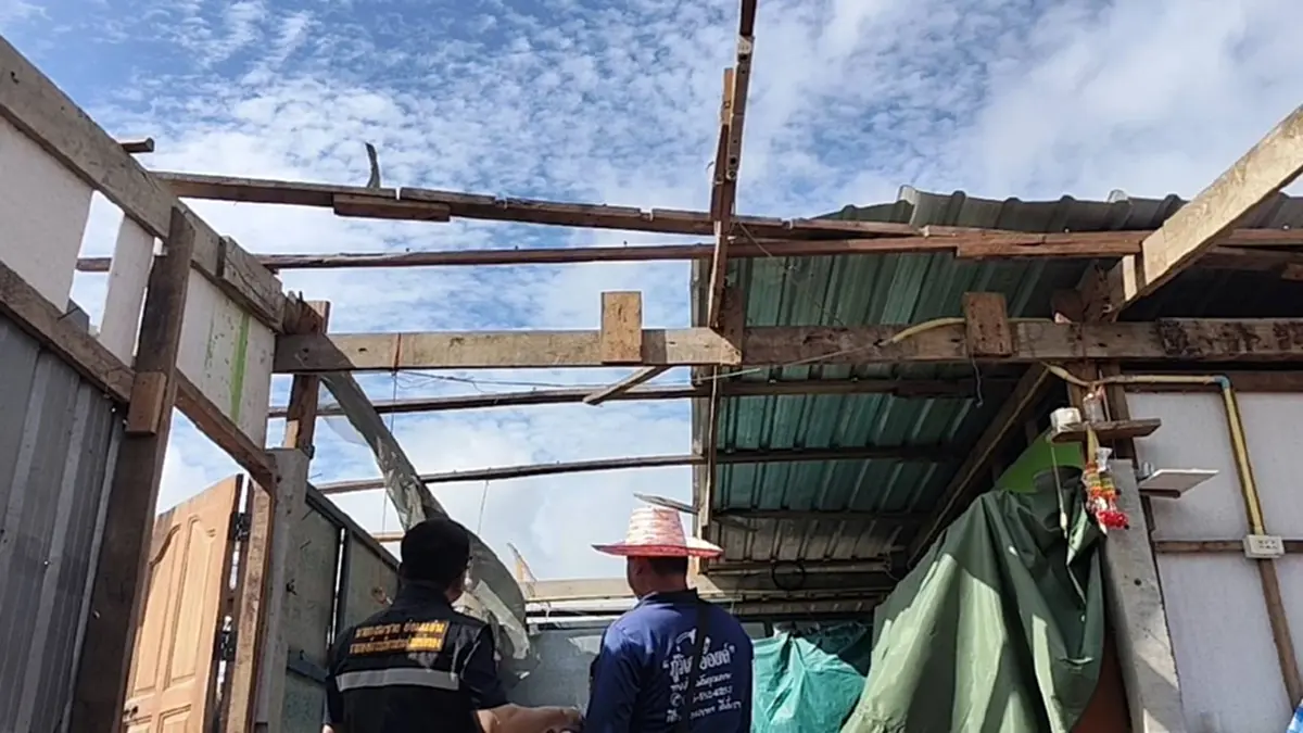 พายุงวงช้างถล่มบางระกำ! หลังคาปลิวว่อน หนุ่ม 49 มุดใต้รถไถ