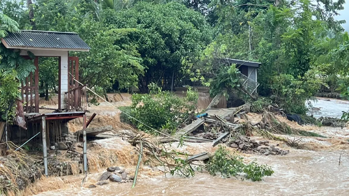 แม่ฮ่องสอนฝนถล่มหนัก น้ำป่าซัดท่วมบ้านเรือนกว่า 20 หลัง