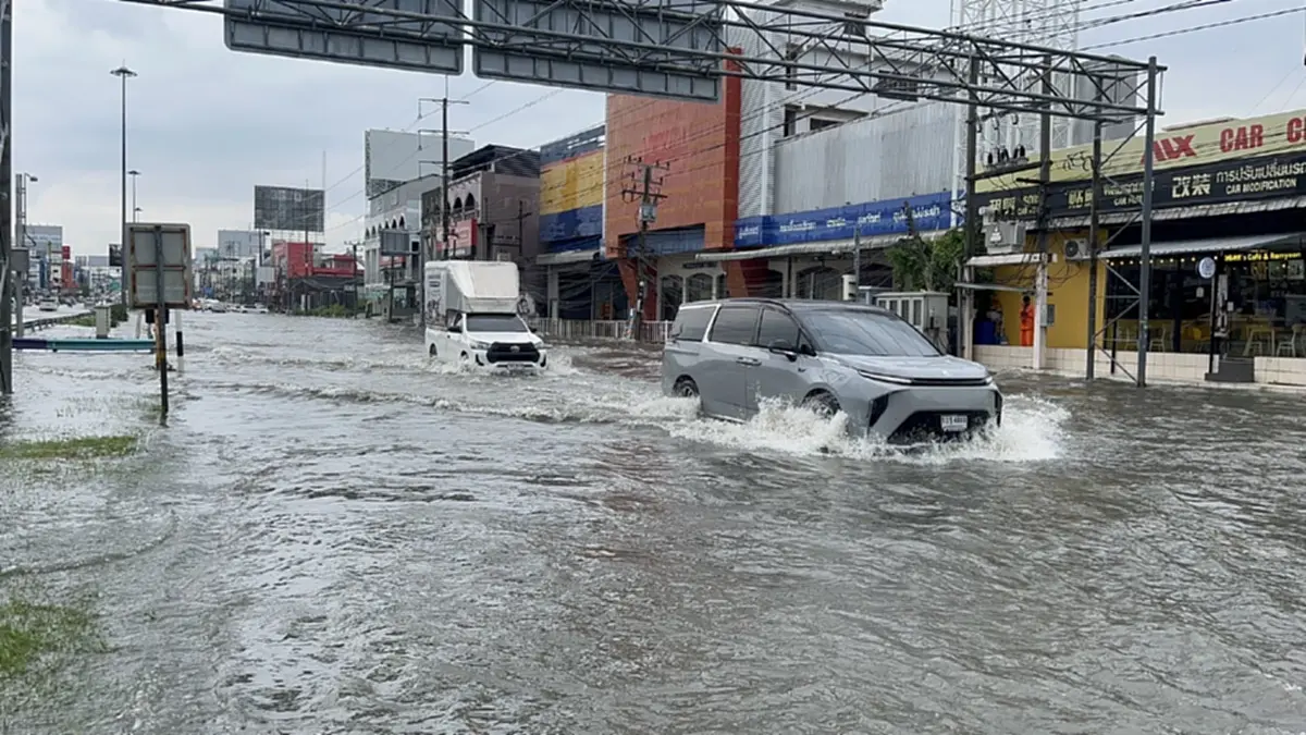 ฝนถล่มพัทยากลางวันแสกๆ น้ำพุ่งเกือบเมตร ปิดเส้นทางวุ่น