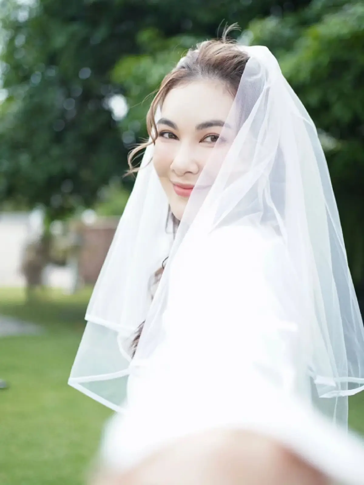 แฟนๆลุ้นหนักมาก  แบงค์ พชร ลงภาพ โบว์ เบญจวรรณ ในลุคเจ้าสาว