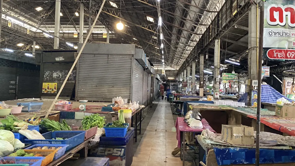 ฝูงนกบุกยึดตลาดสดพิมาย! ขี้เกลื่อนส่งกลิ่นเหม็น ลูกค้าหนีหาย