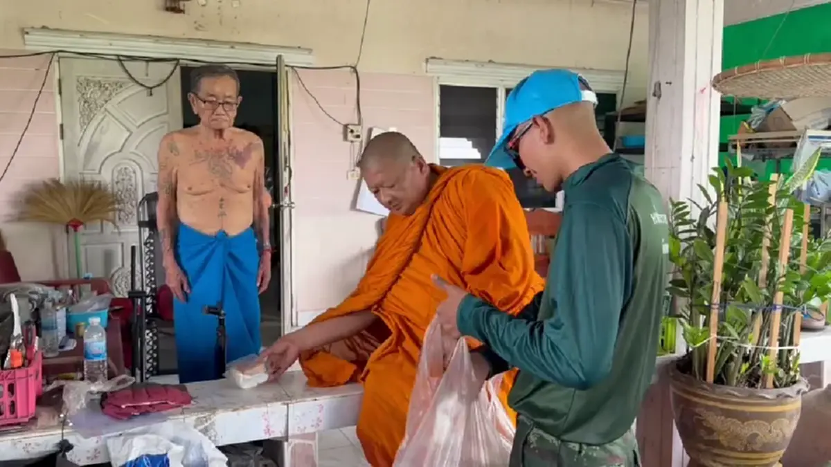 “พระครูป้อม” เปิดโรงครัวทำข้าวกล่องลุยน้ำแจกชาวบ้านติดค้าง