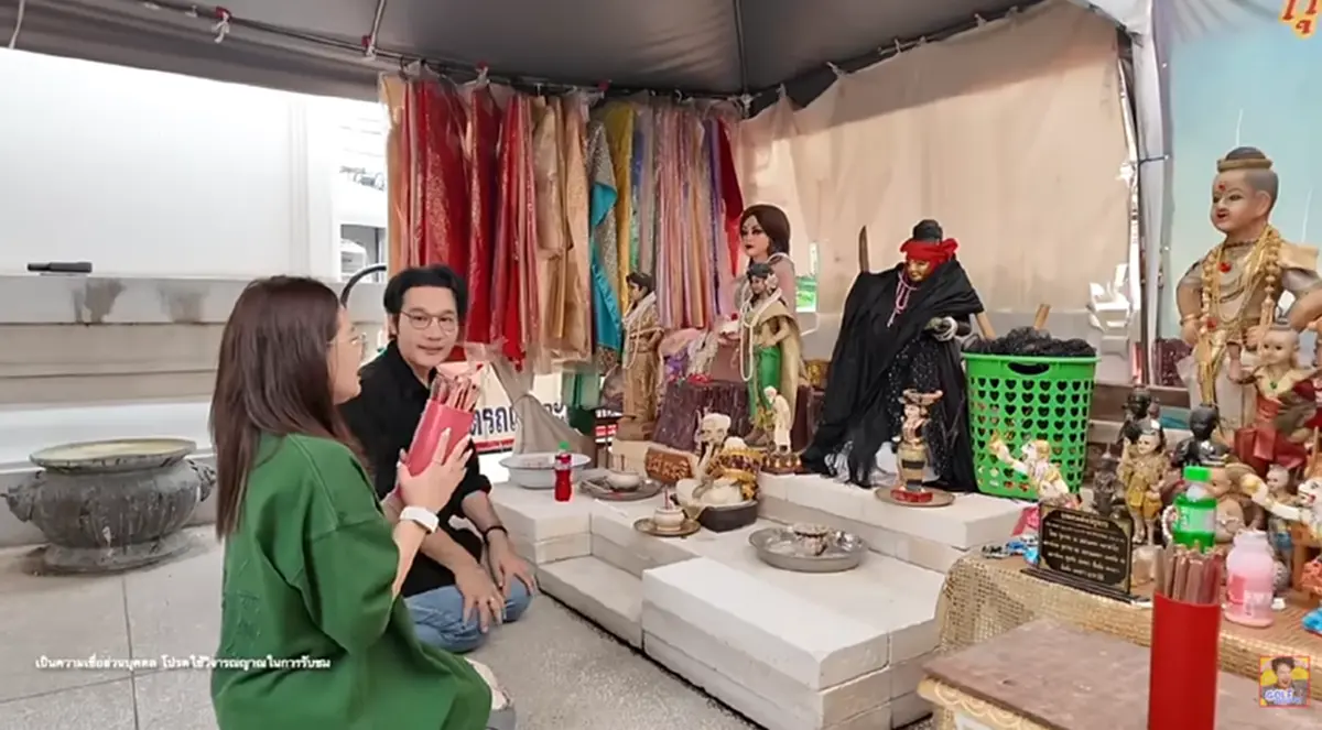 "หมอปลาย" ขอโชคพี่กุมารวัดดัง เขย่าเซียมซี ก่อนล้วงไห ได้เลขมงคล