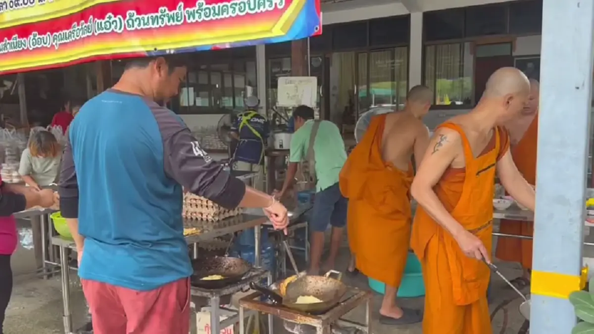 “พระครูป้อม” เปิดโรงครัวทำข้าวกล่องลุยน้ำแจกชาวบ้านติดค้าง